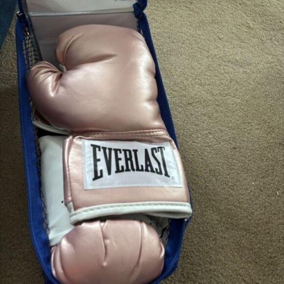 Everlast 12 Ounce Wrist Strap Training Gloves *Open Package* - Picture 5 of 8
